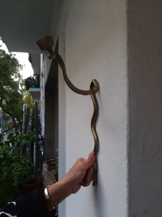 Candelabro pared cobra dorado metal