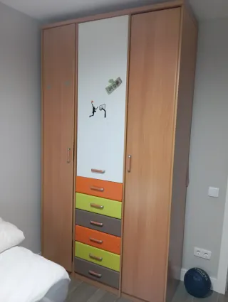 Habitación infantil completa: Armario y escritorio