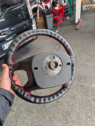 Volante Golf 4 Negro con Costuras Rojas