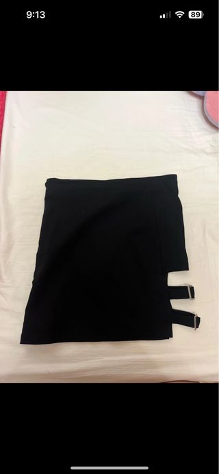 Falda negra Shein con hebillas