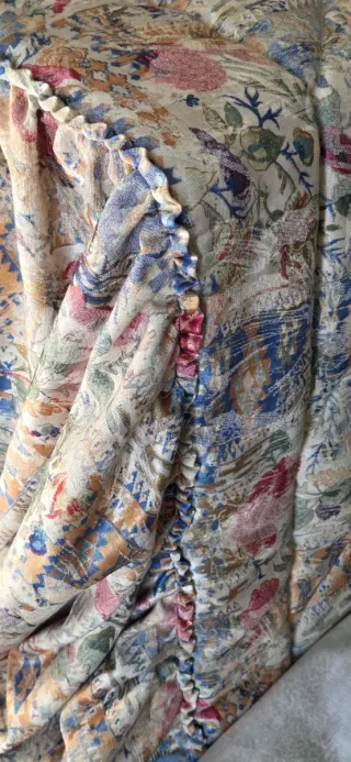 Edredón floral beige y rosa.