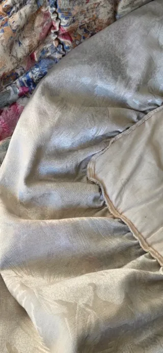 Edredón floral beige y rosa.