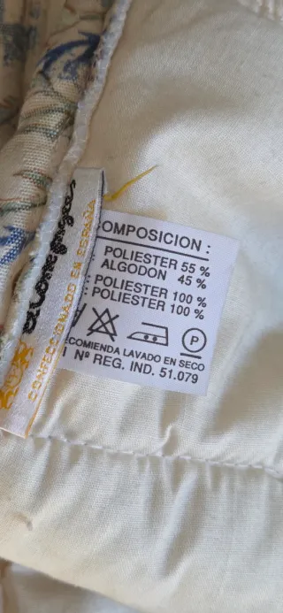 Edredón floral beige y rosa.