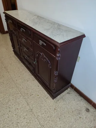 Mueble recibidor clásico de madera y mármol