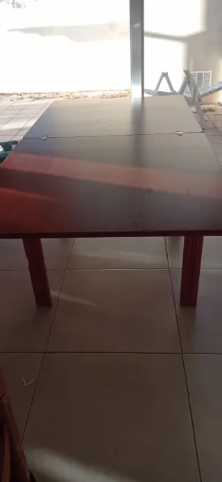Mesa de comedor de madera