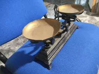 Balanza antigua de metal