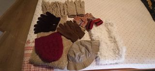 Set di guanti, cappelli e sciarpe. Nuovi.