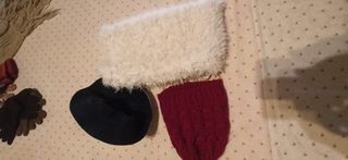 Set di guanti, cappelli e sciarpe. Nuovi.