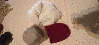 Set di guanti, cappelli e sciarpe. Nuovi.