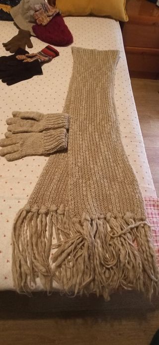 Set di guanti, cappelli e sciarpe. Nuovi.