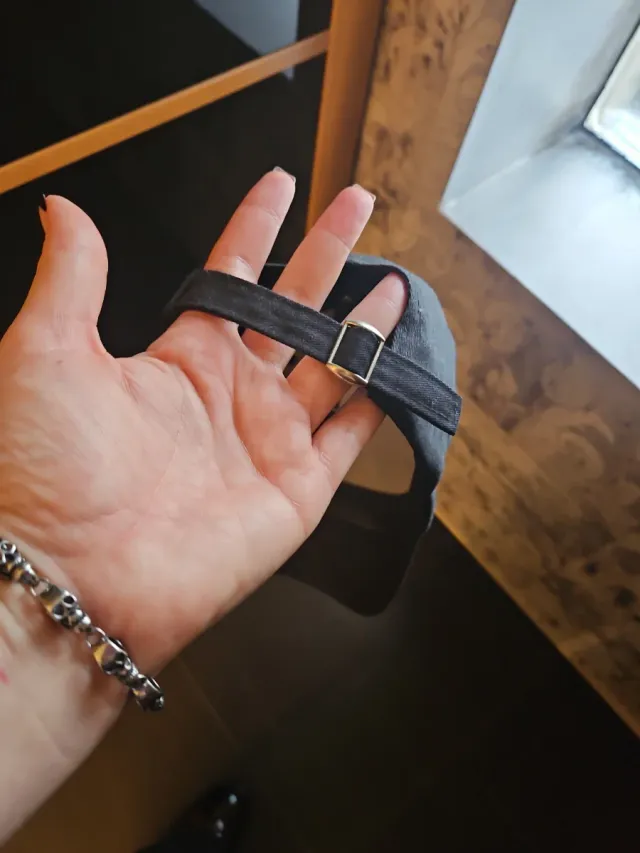 Gorra negra con adornos de estrellas