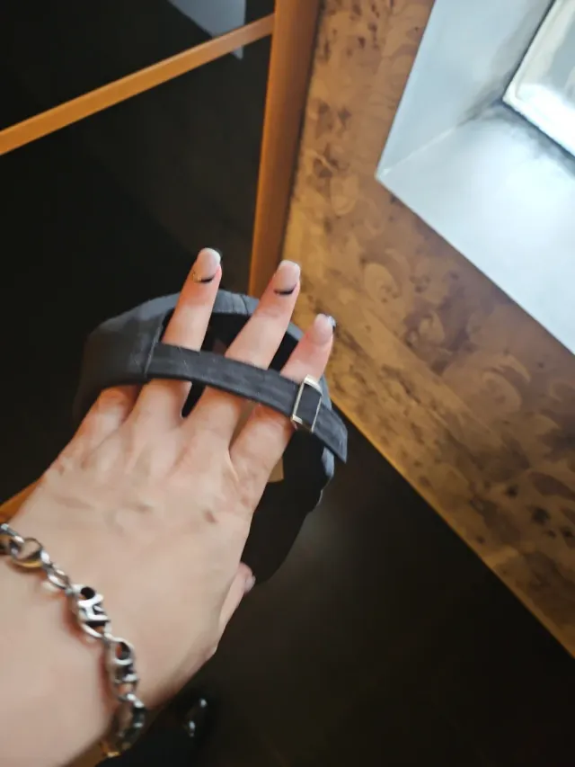 Gorra negra con adornos de estrellas