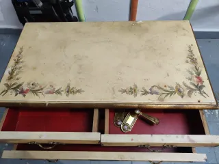 Cajonera antigua madera beige y dorada