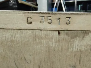 Cajonera antigua madera beige y dorada