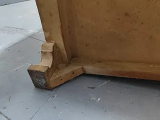 Cajonera antigua madera beige y dorada