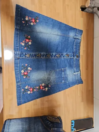 Falda vaquera con bordado floral