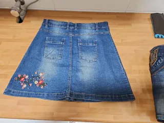 Falda vaquera con bordado floral