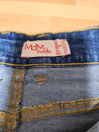 Falda vaquera con bordado floral