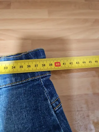 Falda vaquera con bordado floral