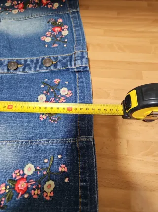 Falda vaquera con bordado floral