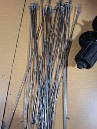 Radios y buje para bicicleta