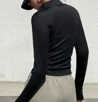 Chaqueta deportiva negra con cremallera