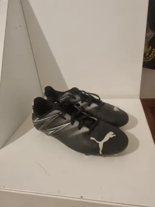 Botas de fútbol Puma negras y blancas