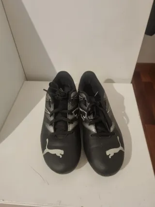 Botas de fútbol Puma negras y blancas