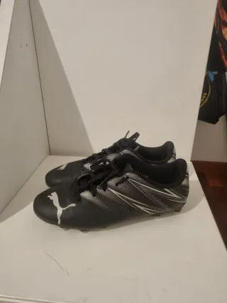 Botas de fútbol Puma negras y blancas