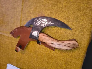 Cortador vikingo con funda de cuero