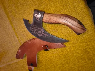 Cortador vikingo con funda de cuero