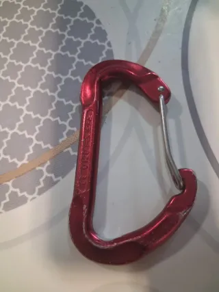 Mosquetón de escalada rojo