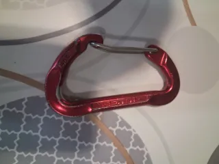 Mosquetón de escalada rojo