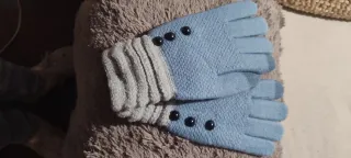 Guantes azules y grises