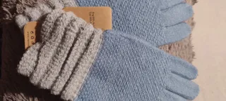 Guantes azules y grises