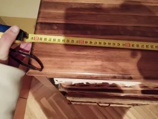 Cómoda de madera con cestas de mimbre