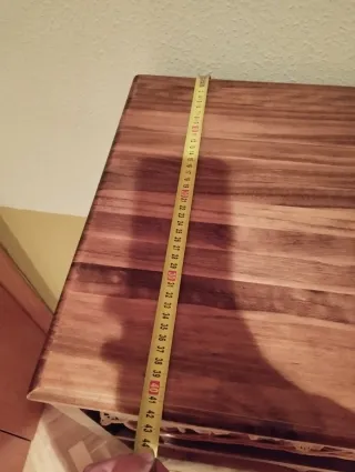 Cómoda de madera con cestas de mimbre