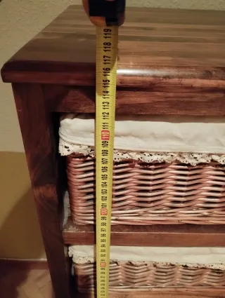 Cómoda de madera con cestas de mimbre