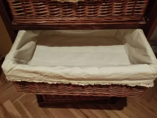 Cómoda de madera con cestas de mimbre