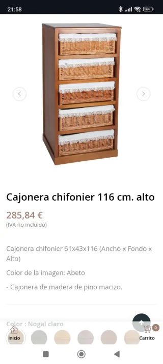 Cómoda de madera con cestas de mimbre