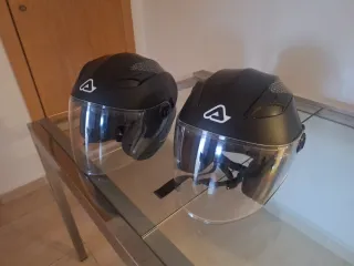 2 Cascos Moto Negros con Visera