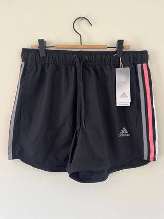 Shorts Adidas negros con detalles rosas