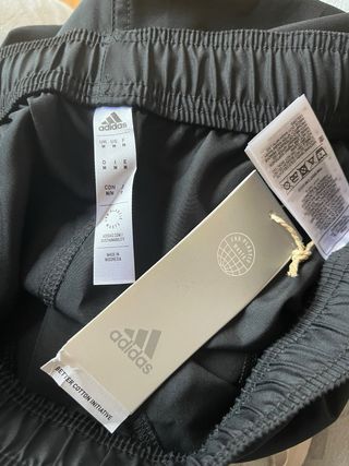 Shorts Adidas negros con detalles rosas