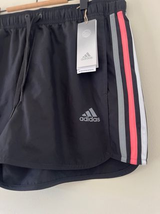 Shorts Adidas negros con detalles rosas