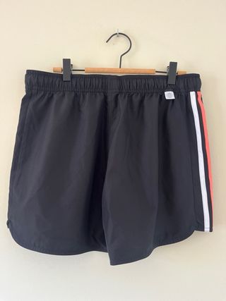 Shorts Adidas negros con detalles rosas