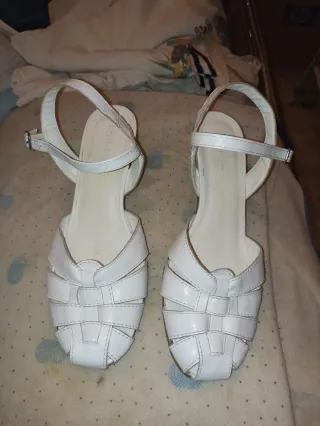 Zapatos de tacón blancos