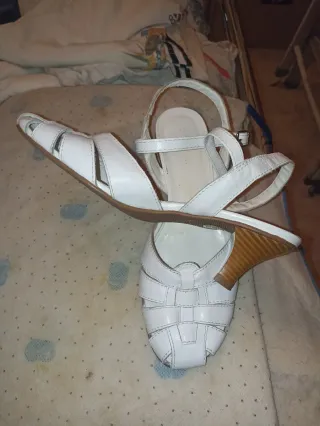 Zapatos de tacón blancos