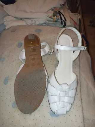 Zapatos de tacón blancos