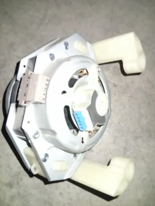 Motor de lavadora plateado y blanco