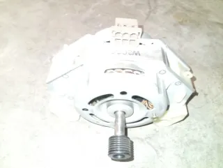 Motor de lavadora plateado y blanco